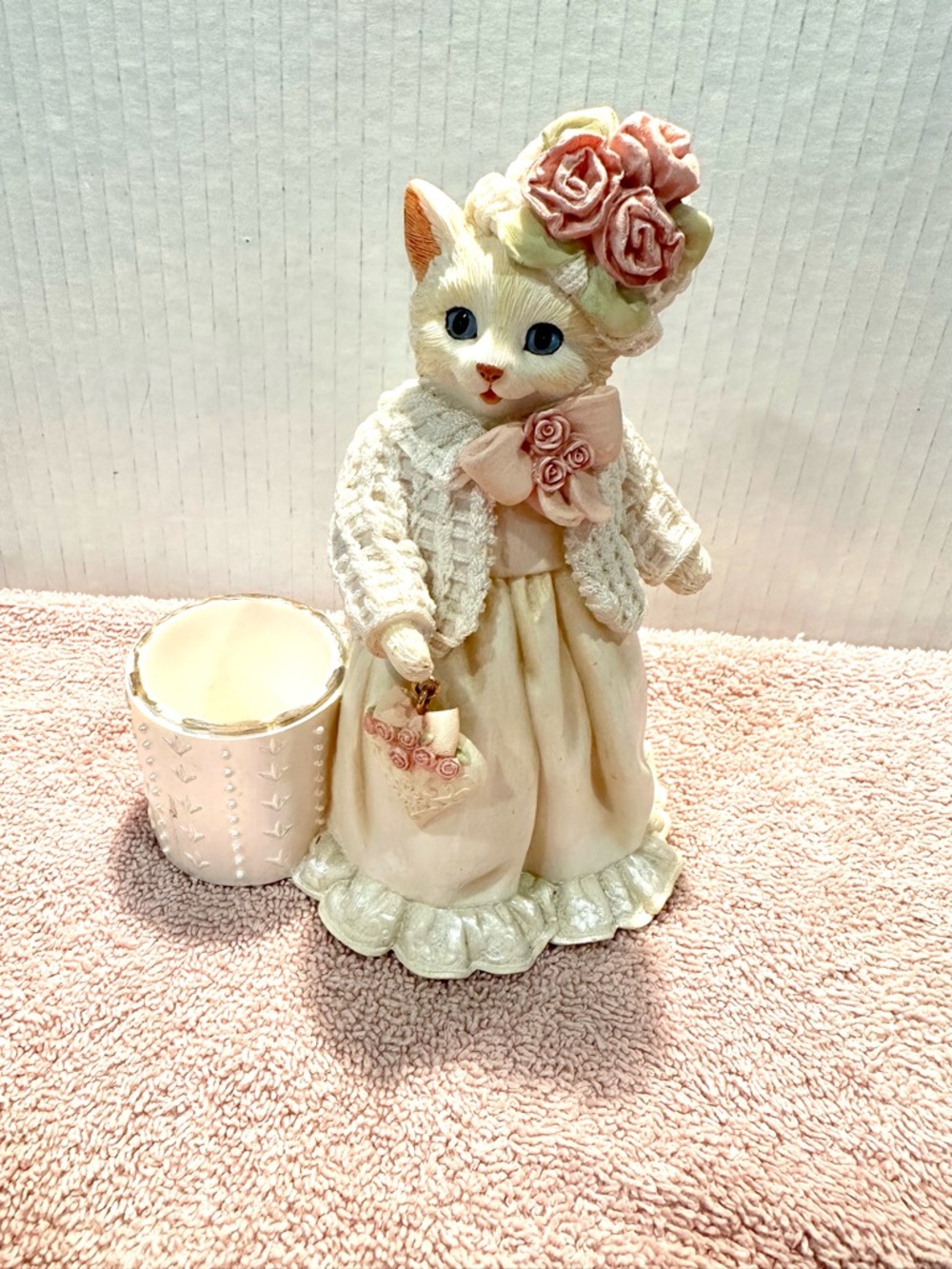 Elegant Vintage Heather Pink Cat Figurine - Decorative Pet-Themed Accent